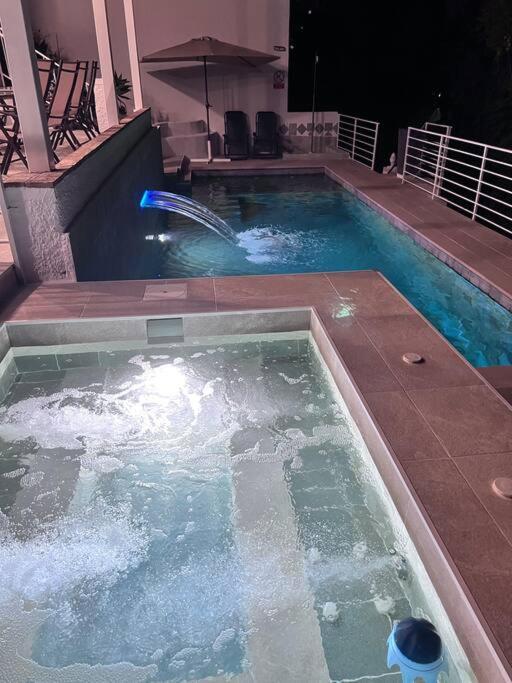 Appartement Magnifique A Avec Vue Sur Et Piscine, Jacuzzi, Chauffes, Chauffe Payant