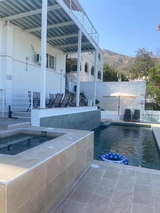 Magnifique A Avec Vue Sur Et Piscine, Jacuzzi, Chauffes, Chauffe Payant Benalmádena