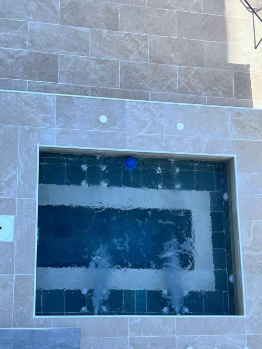 Magnifique A Avec Vue Sur Et Piscine, Jacuzzi, Chauffes, Chauffe Payant